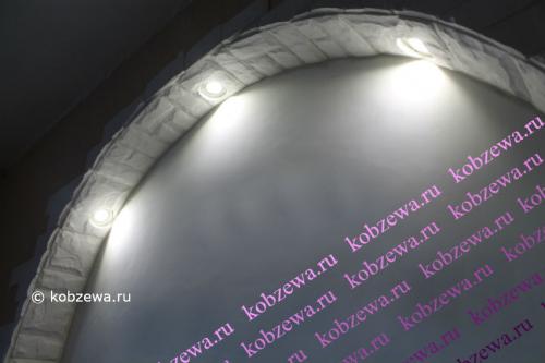 Можно ли клеить декоративный камень на обои. Панно с розами и декоративный камень на обои