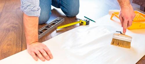 Почему отходят флизелиновые обои. Отклеиваются флизелиновые обои: причины и как исправить