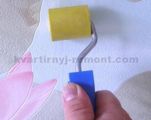 Как правильно клеить обои своими руками. Как клеить обои правильно: нюансы подготовки основы и подробное описание процесса работ 08 Как правильно клеить обои своими руками. Как клеить обои правильно: нюансы подготовки основы и подробное описание процесса работ 08