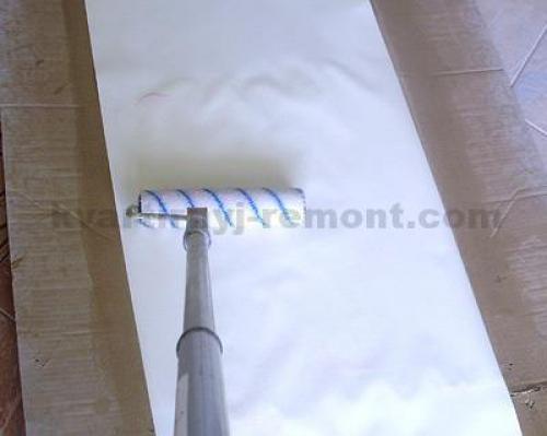 Как правильно клеить обои своими руками. Как клеить обои правильно: нюансы подготовки основы и подробное описание процесса работ 04 Как правильно клеить обои своими руками. Как клеить обои правильно: нюансы подготовки основы и подробное описание процесса работ 04