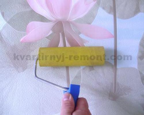 Как правильно клеить обои своими руками. Как клеить обои правильно: нюансы подготовки основы и подробное описание процесса работ 07 Как правильно клеить обои своими руками. Как клеить обои правильно: нюансы подготовки основы и подробное описание процесса работ 07