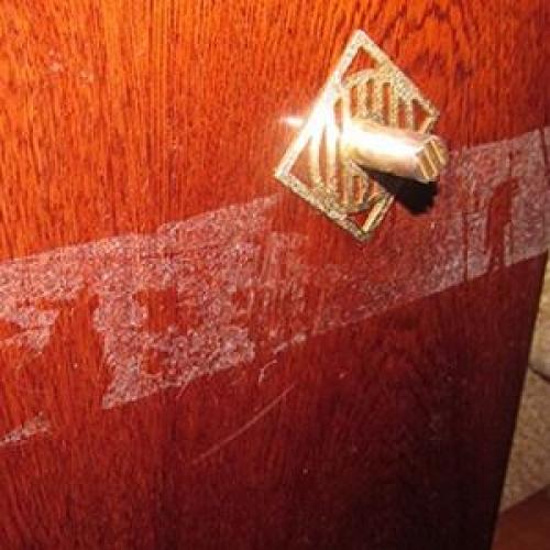 Чем отмыть клей для обоев с пола. 9 способов, как оттереть клей и липкие следы