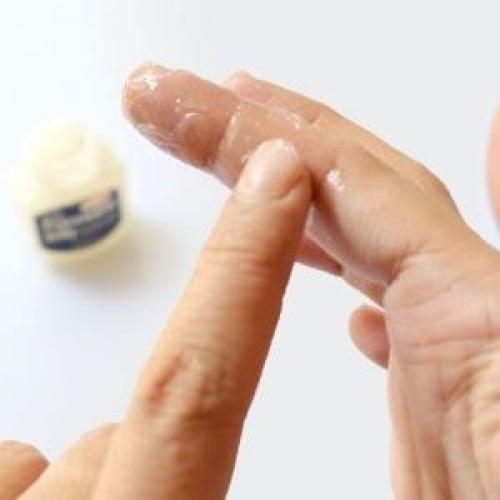 Чем отмыть клей для обоев с пола. 9 способов, как оттереть клей и липкие следы