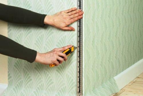 Как клеить виниловые обои на флизелиновой основе в углах. Кaк клeить oбoи в yглax