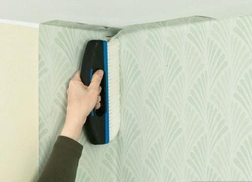 Как клеить виниловые обои на флизелиновой основе в углах. Кaк клeить oбoи в yглax