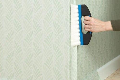 Как клеить виниловые обои на флизелиновой основе в углах. Кaк клeить oбoи в yглax