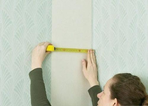 Как клеить виниловые обои на флизелиновой основе в углах. Кaк клeить oбoи в yглax