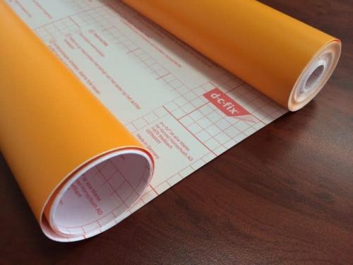 Можно ли клеить самоклеющуюся пленку на стену. Разновидности материала