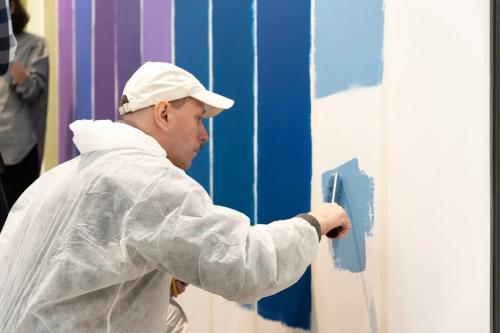 Какой краской можно покрасить обои на стенах. Виды красок для разных видов обоев 06