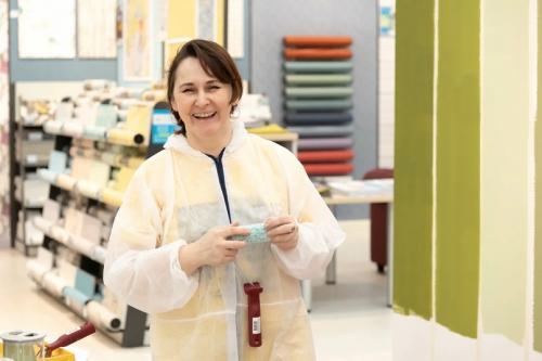 Какой краской можно покрасить обои на стенах. Виды красок для разных видов обоев 04