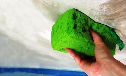 Нужно ли смывать побелку перед поклейкой обоев. Можно ли не смывать побелку перед поклейкой обоев