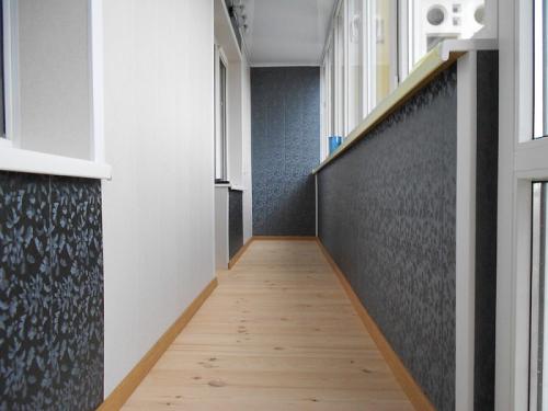 Обои на балконе и лоджии. Можно ли клеить обои на балконе 07