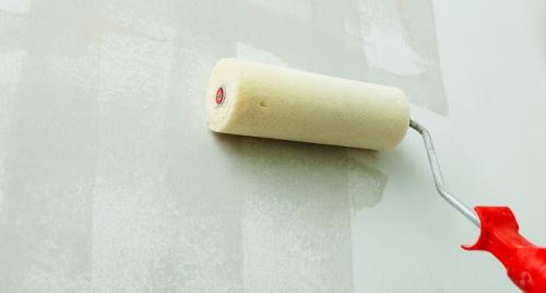 Как клеить обои на водоэмульсионную краску. Подготовительный процесс