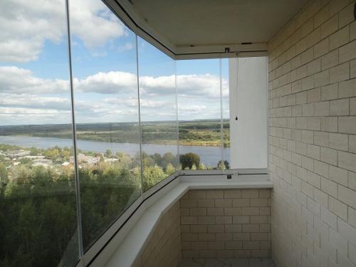 Дизайн панорамного балкона и лоджии. Панорамное остекление, виды и особенности 17 Дизайн панорамного балкона и лоджии. Панорамное остекление, виды и особенности 17