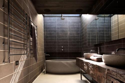 Декоративный камень в ванной. Преимущества материала в дизайне ванных