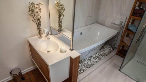 Декоративный камень в ванной. Преимущества материала в дизайне ванных 08