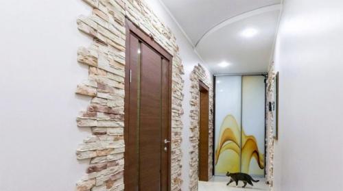 Декоративный камень в интерьере прихожей. Отделка прихожей декоративным камнем и обоями