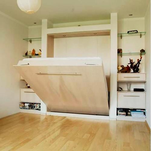 Двуспальная кровать у стены. Интерьер комнаты с кроватью в стене – разновидности и особенности моделей