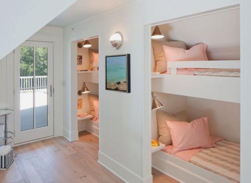 Двуспальная кровать у стены. Интерьер комнаты с кроватью в стене – разновидности и особенности моделей