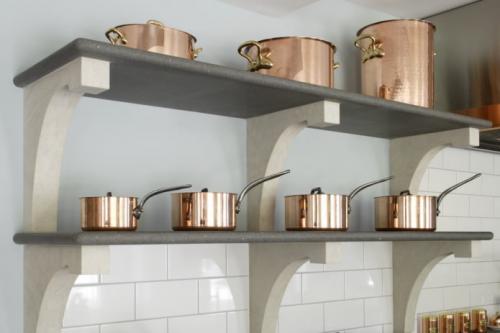 Как выглядит отделка декоративным камнем и обоями. Мебель и изделия из искусственного камня в интерьере 11