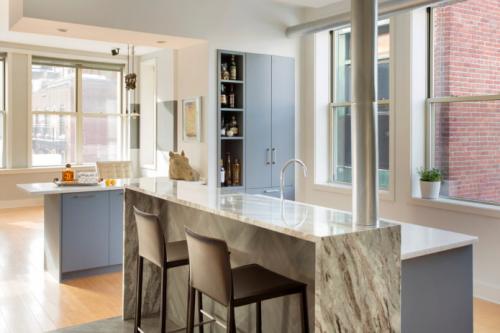 Как выглядит отделка декоративным камнем и обоями. Мебель и изделия из искусственного камня в интерьере 05