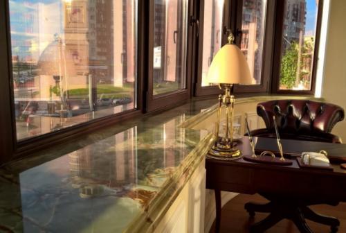 Как выглядит отделка декоративным камнем и обоями. Мебель и изделия из искусственного камня в интерьере 07