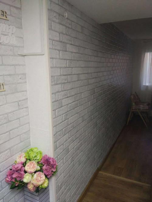 Гипсовая плитка под кирпич сочетание с обоями. Гипсовый кирпич для внутренней отделки (135 фото): использование декоративной плитки под кирпич + советы по укладке своими руками