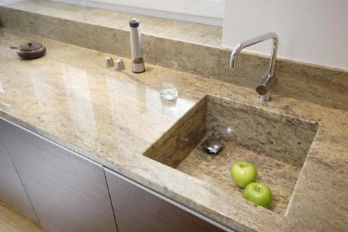 Как выглядит отделка декоративным камнем и обоями. Мебель и изделия из искусственного камня в интерьере 04