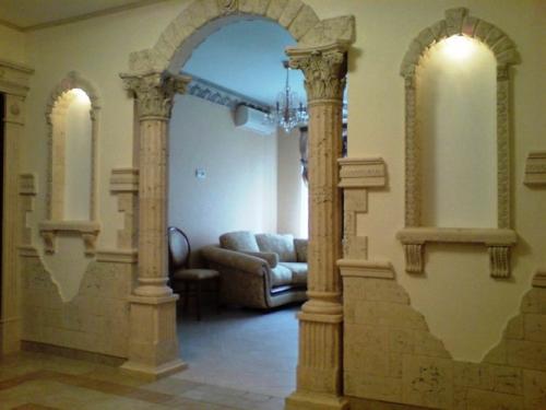 Обои под камень в прихожей. Каменные обои в интерьере коридора