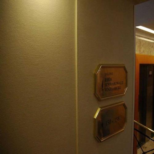 Перекрасить обои в другой цвет. Покраска обоев: пошаговая инструкция, схемы, фото, отзывы, секреты мастеров и хитрости от мастеров