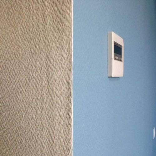 Перекрасить обои в другой цвет. Покраска обоев: пошаговая инструкция, схемы, фото, отзывы, секреты мастеров и хитрости от мастеров