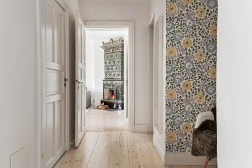 Какие обои выбрать для кухни и коридора. Виды обоев