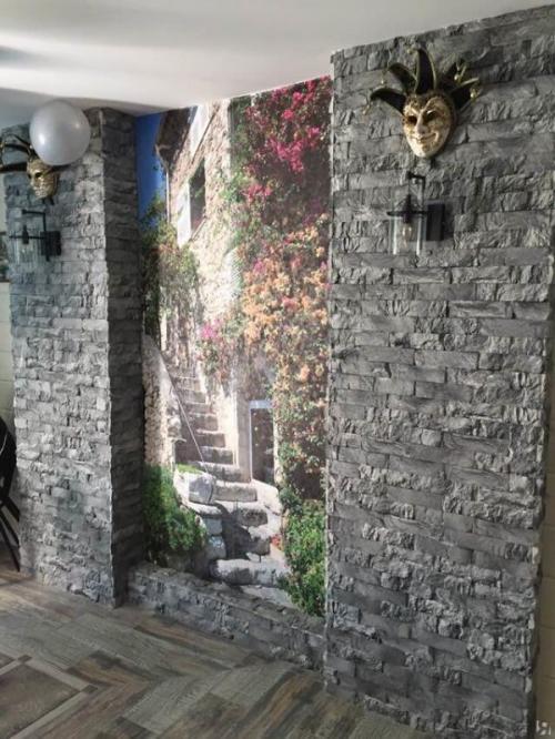 Как клеить искусственный камень на обои. Искусственный камень 20