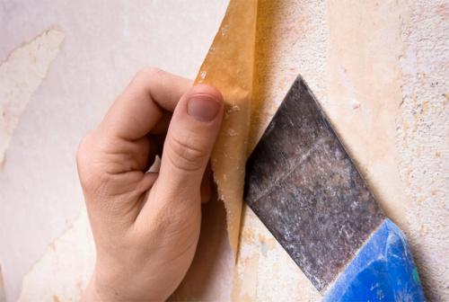 Можно ли клеить новые обои на старое полотно. Чем грозит оклейка новых обоев поверх старых?