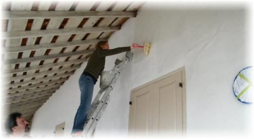 Можно ли жидкие обои клеить на фанеру. Оклеивание фанеры обоями 16