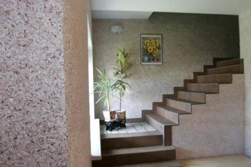 Можно ли жидкие обои клеить на фанеру. Оклеивание фанеры обоями 06