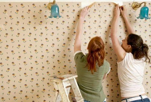 Как клеить обои на старые стены. В каких случаях старую отделку необходимо убрать