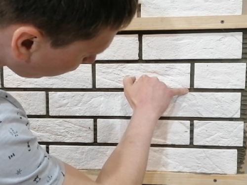 Можно ли клеить декоративный камень на шпаклевку. Укладка гипсовой плитки на шпаклёвку 04