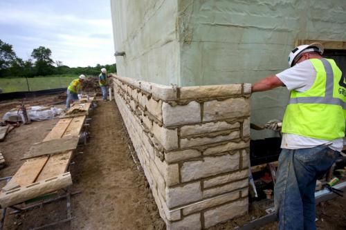 Можно ли клеить декоративный камень на жидкие гвозди. Как надежно приклеить натуральный камень на жидкие гвозди