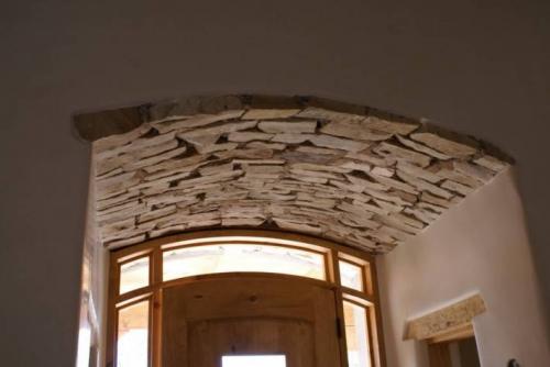 Как приклеить декоративный камень на потолок. Какие помещения можно отделать камнем