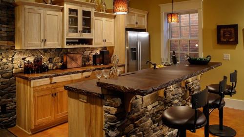 Как приклеить декоративный камень на потолок. Какие помещения можно отделать камнем