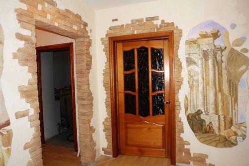 Отделка прихожей декоративным камнем и обоями. Варианты цветового оформления прихожей