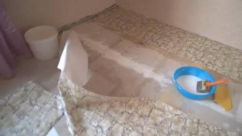 Клею обои на пол кухни. Оклейка полов обоями