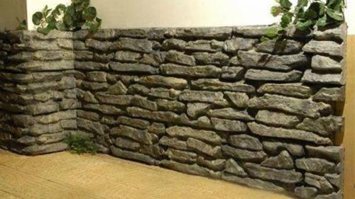 Отделка прихожей декоративным камнем и обоями. Декоративный камень