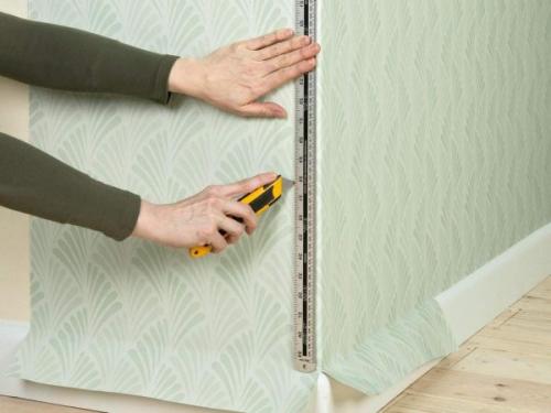 Как клеить обои в труднодоступных местах. Как аккуратно поклеить обои в недоступных местах