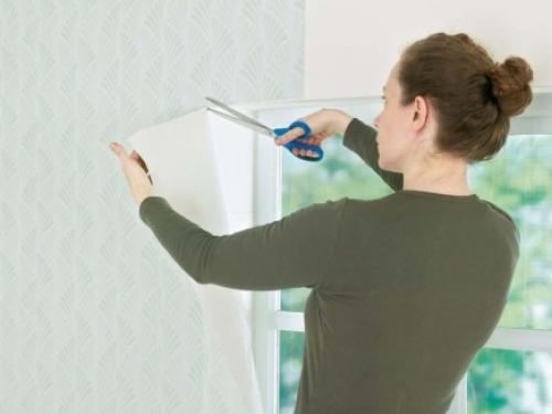 Можно ли открывать окна после поклейки обоев в соседней комнате. Открывать окна при поклейке обоев или закрыть