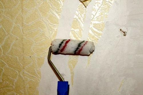 Как снять флизелиновые обои. Как правильно снять обои на флизелиновой основе
