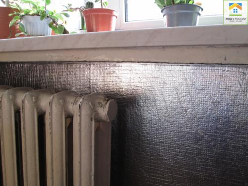 Надо ли клеить обои за батареей. Как поклеить обои за батареей отопления, если нет возможности ее снять
