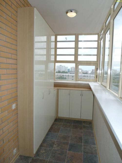 Дизайн маленького балкона со шкафом. Шкаф на балконе — красивый дизайн углового, встраиваемого, шкафа купе индивидуальных размеров с полками + фото идеи