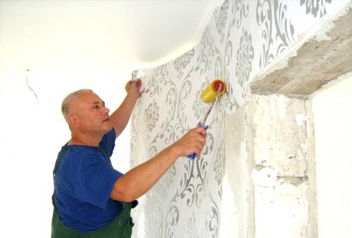 Можно ли клеить обои на краску на водной основе. Подготовительный процесс